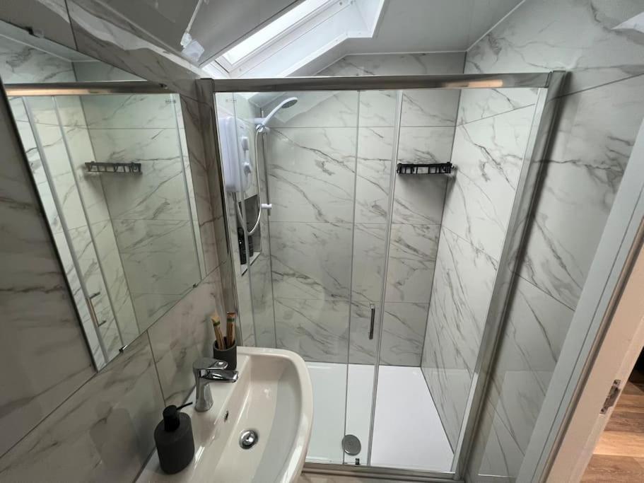 New 2 Bed Preston Centre Flat - Sleeps 4 Apartment